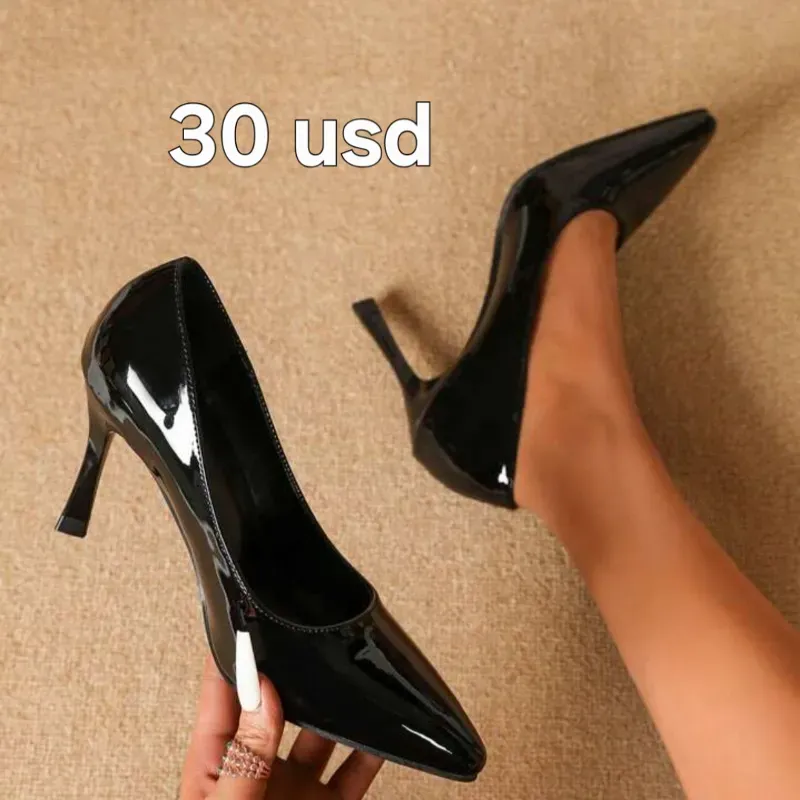 Stilettos con tacón cónico 