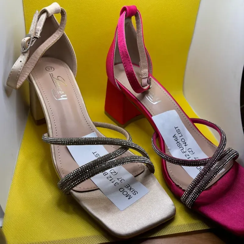 Tacones cuadrados bajos con diseño de pedrería 