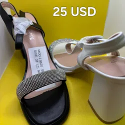 Tacones cuadrados con detalle de pedrería 