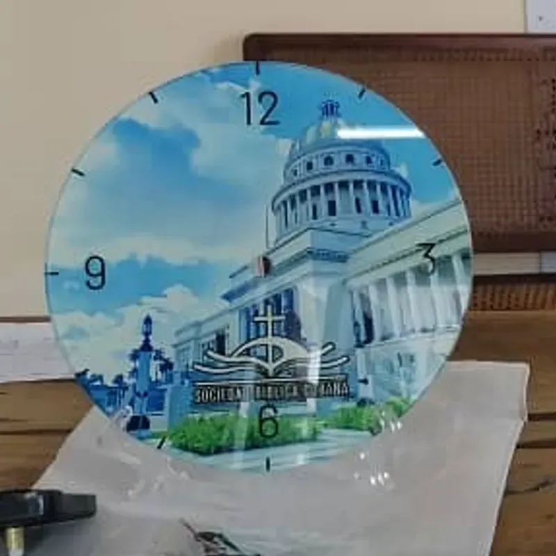 Reloj redondo de cristal