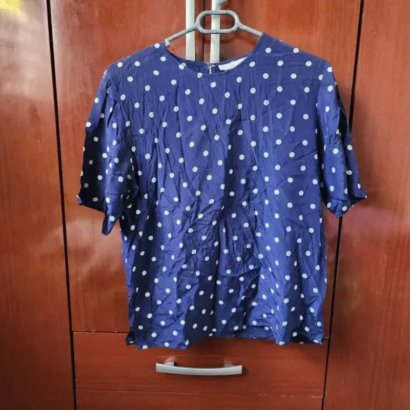 Blusa Azul con Puntos Blancos