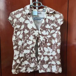 Blusa Carmelita sin Mangas con Estampado de Flores Blancas