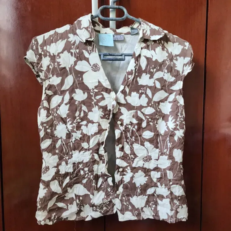 Blusa Carmelita sin Mangas con Estampado de Flores Blancas