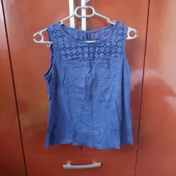Blusa Color Azul sin Mangas con Diseño Calado