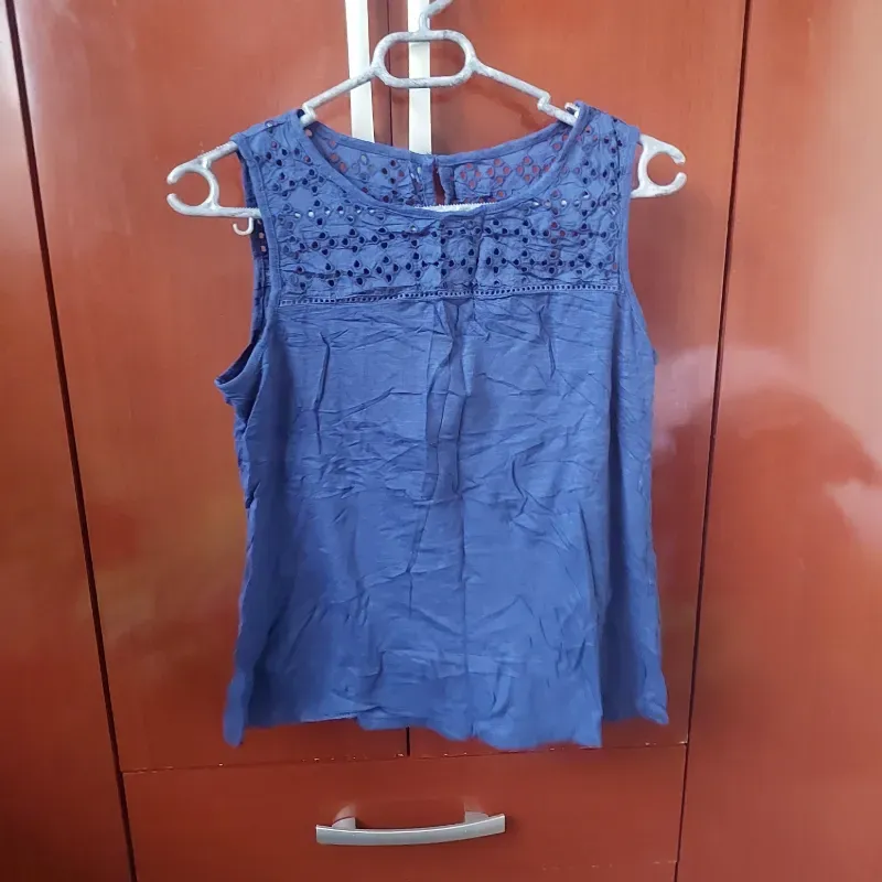 Blusa Color Azul sin Mangas con Diseño Calado