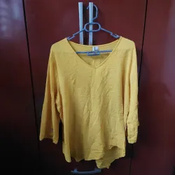 Blusa Color Mostaza, de Mangas 3/4 con Botones de Madera y Corte Desigual