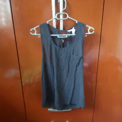 Blusa Color Negro con Escote en la Espalda