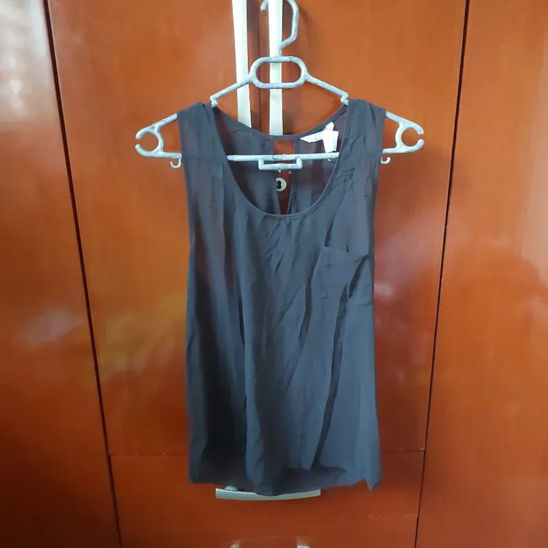 Blusa Color Negro con Escote en la Espalda