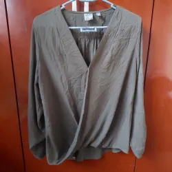 Blusa Color Verde Olivo, de Mangas Largas y Escote