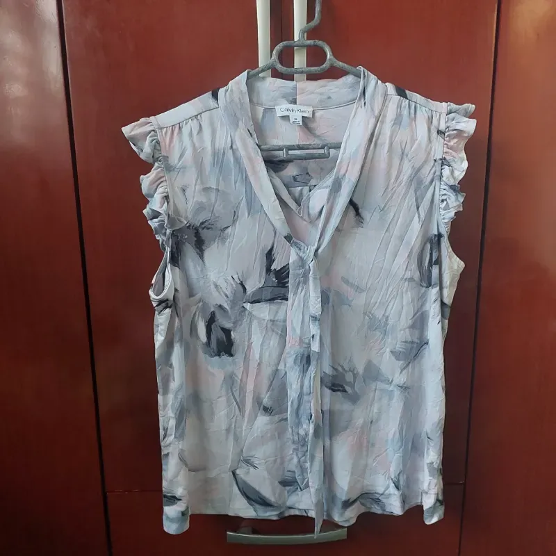 Blusa Estampada con Nudo Decorativo