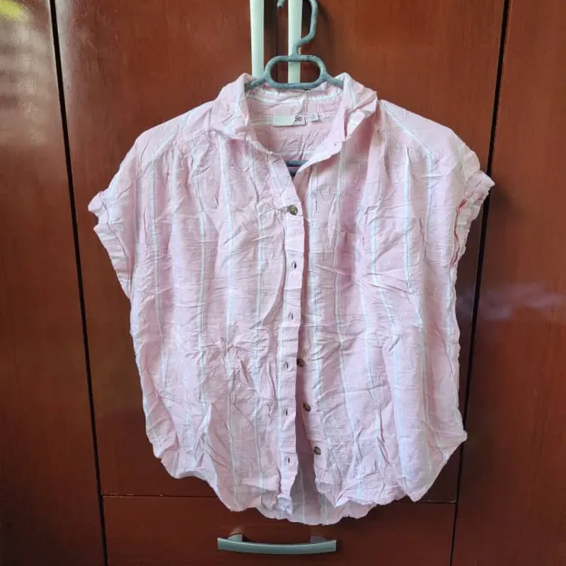 Blusa Rosa con Detalles Blancos