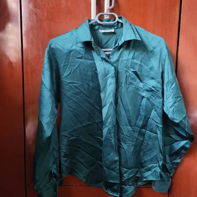 Blusa Verde de Mangas Largas de Satìn