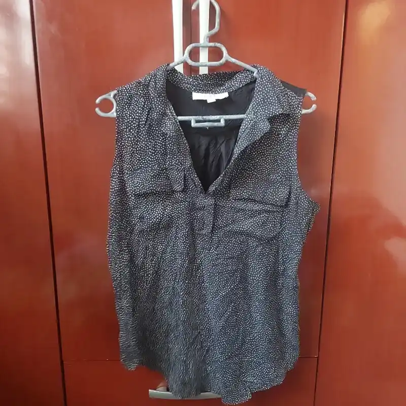 Camiseta Negra sin Mangas con Puntos Blancos