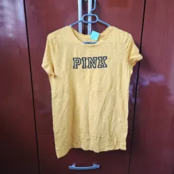 Pullover Amarillo con Cartel Decorativo