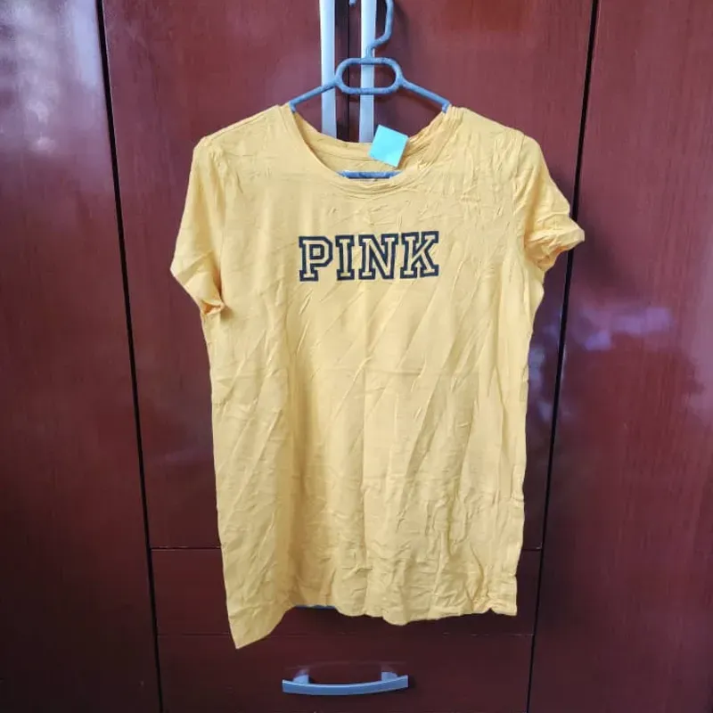 Pullover Amarillo con Cartel Decorativo