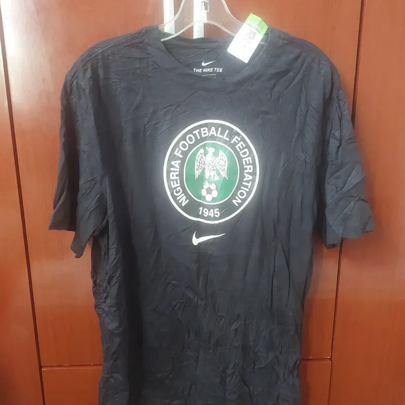 Pullover Negro con Diseño en Verde