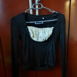Top Color Negro de Mangas Largas con Detalle en Blanco