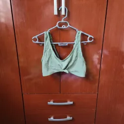 Top Verde de Tirantes con Nudo Decorativo