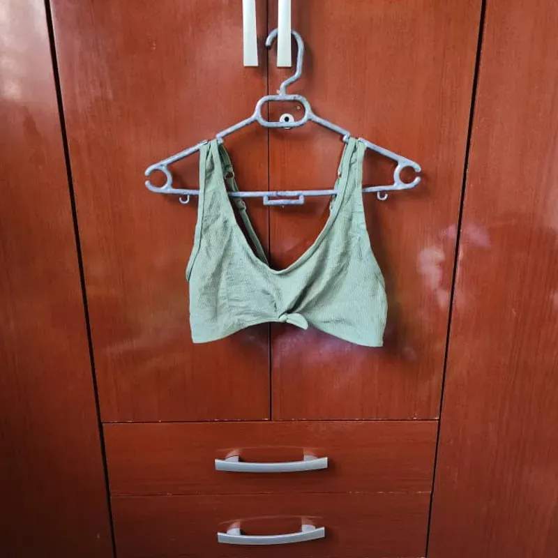 Top Verde de Tirantes con Nudo Decorativo