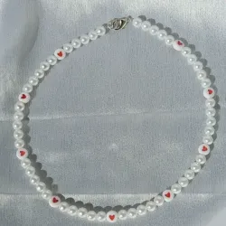 Collar de perlas con corazones rojos