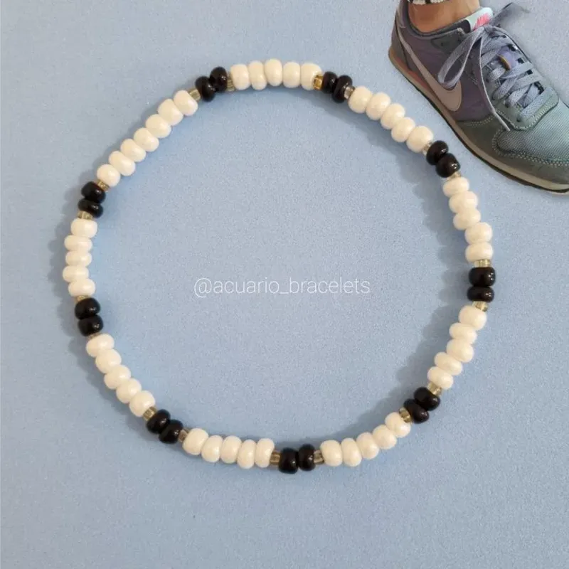 Collar blanco y negro