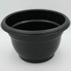 Maceta negra pequeña