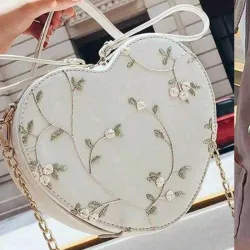 Cartera pequeña corazón color blanco