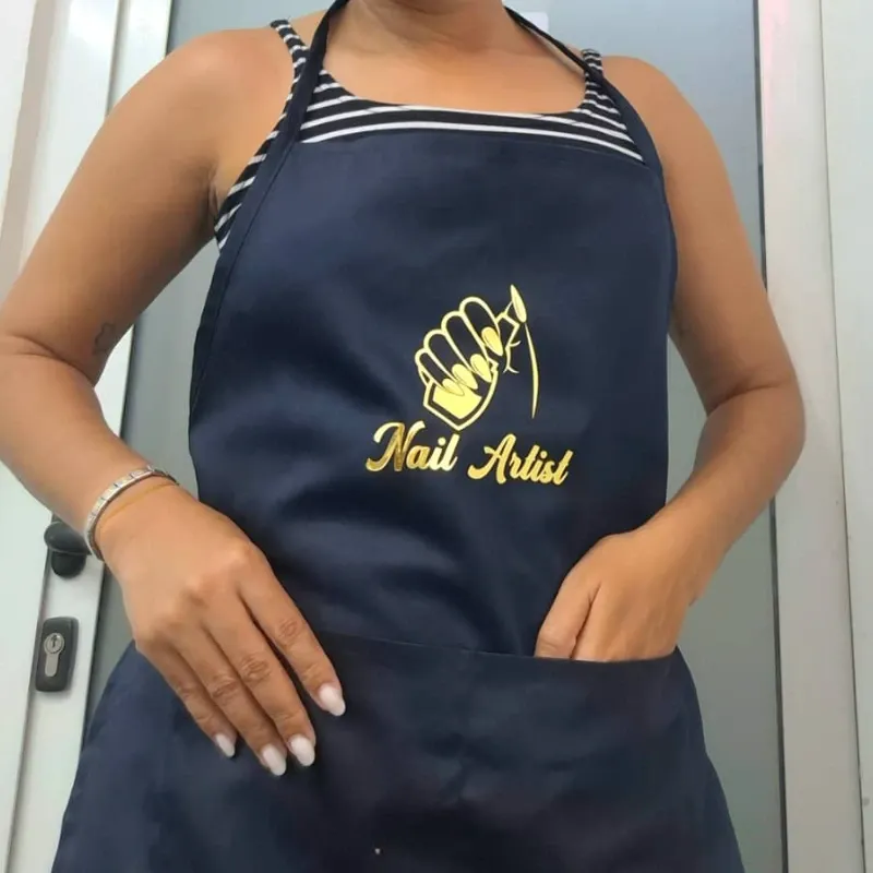 Delantal con letras doradas