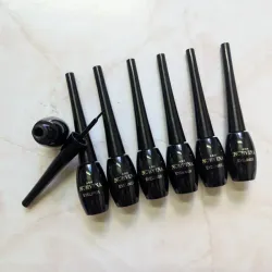 Delineador líquido negro 