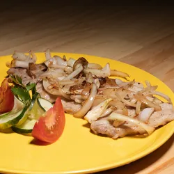 BISTEC DE CERDO ENCEBOLLADO 