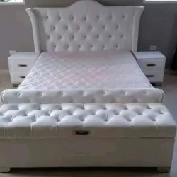 CAMA CON PIELERA, MESITAS Y BAÚL 