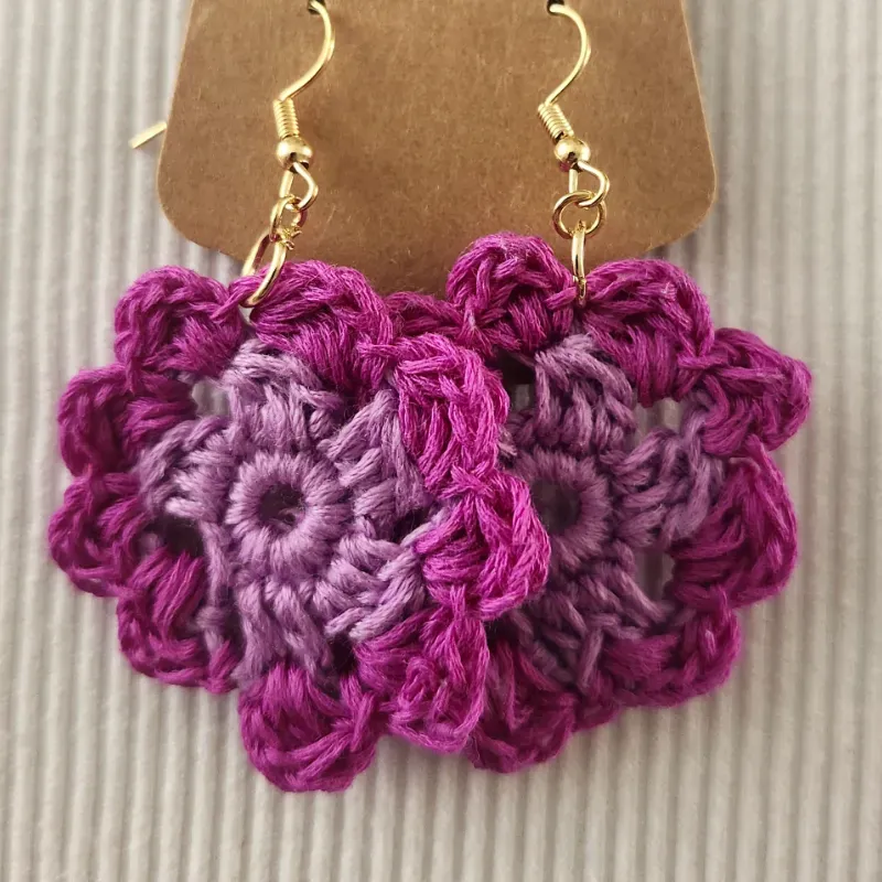 Aretes de flor morados