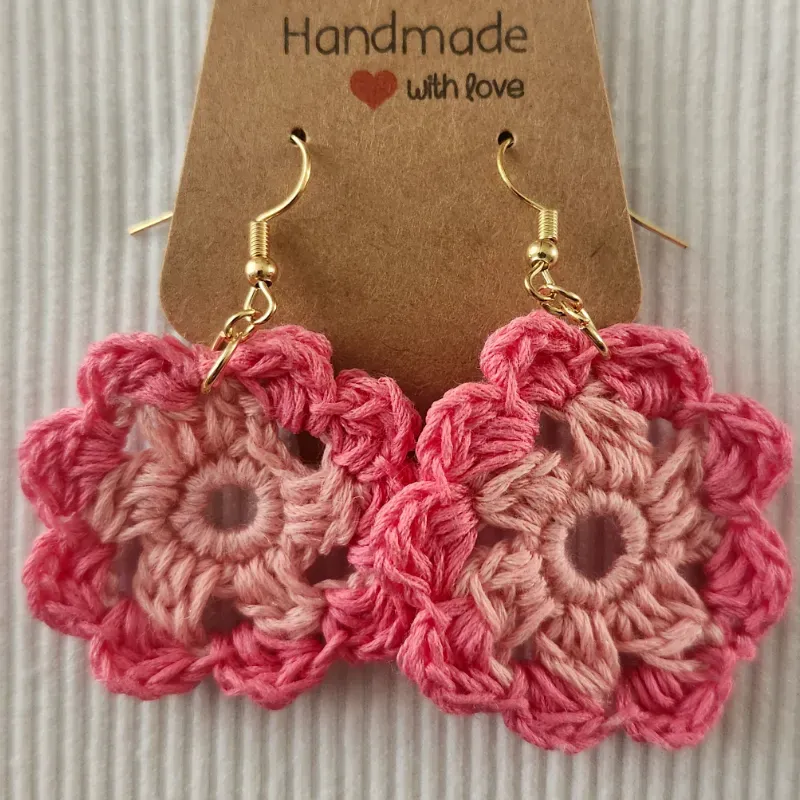 Aretes de flor rosados