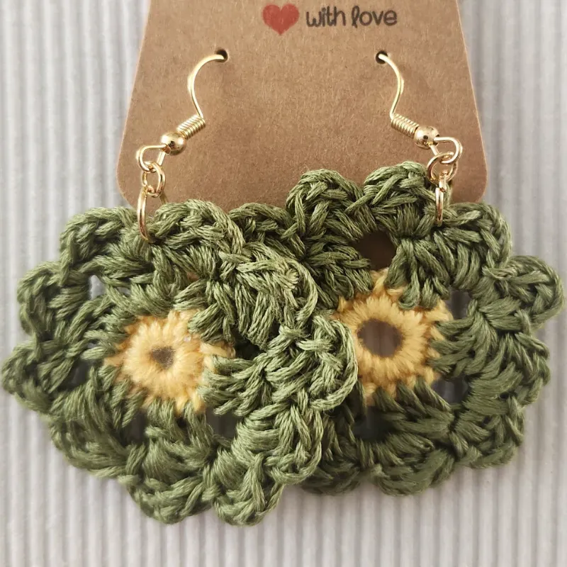 Aretes de flor verde claro