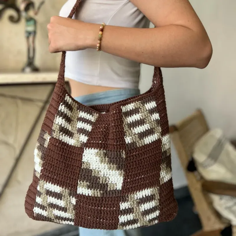 Bolso maxi marrón a cuadros