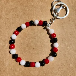 Charm de cuarzo blanco, coral y obsidiana