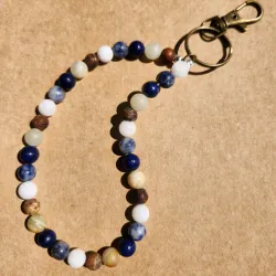 Charm de cuarzo blanco, lapislazuli y jaspes