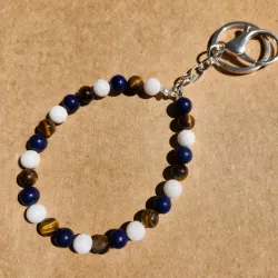 Charm de lapislazuli, ojo de tigre y cuarzo blanco