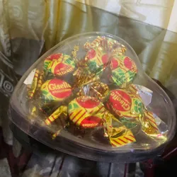 Caja en forma de corazón con caramelos de chocolate