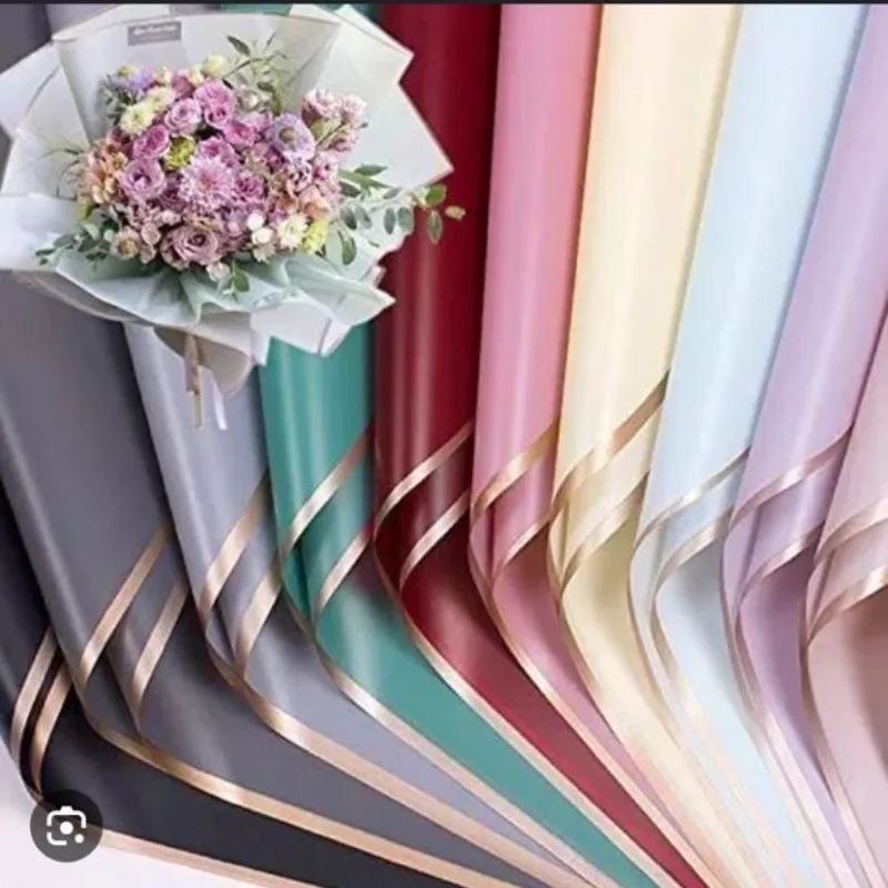 Papel de flores con borde dorado