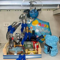 Regalo de cumpleaños decorado en azul 2