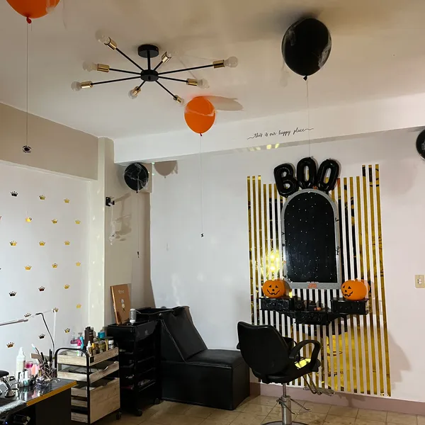 ✨ The Girl House es un salón de belleza ubicado en el corazón del Vedado, donde combinamos elegancia, profesionalismo y cuidado personalizado para realzar tu belleza. Ofrecemos servicios de uñas, pestañas, cejas, faciales, masajes y peluquería en un ambiente cómodo y relajante pensado para ti.