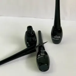Delineador líquido negro