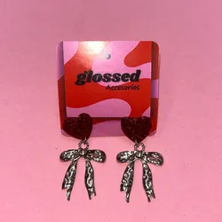 Aretes de corazones plateados