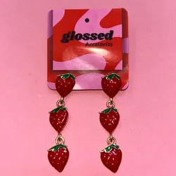 Aretes dorados de fresitas colgantes