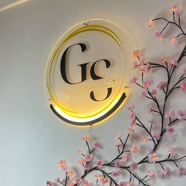 En Glow Sister Spa nos une una pasión genuina por realzar la belleza natural. Nos distingue la atención personalizada, el compromiso con la excelencia y un ambiente cálido donde te sentirás escuchada, relajada y en buenas manos.

Utilizamos productos de alta calidad y tecnología avanzada para ofrecer resultados visibles, seguros y duraderos. 

Aquí cada servicio es una experiencia, cada detalle un mimo y cada visita un momento solo para ti.