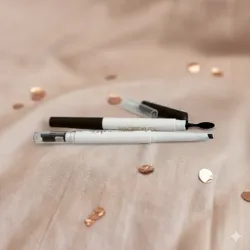 Lápiz de cejas con cepillo