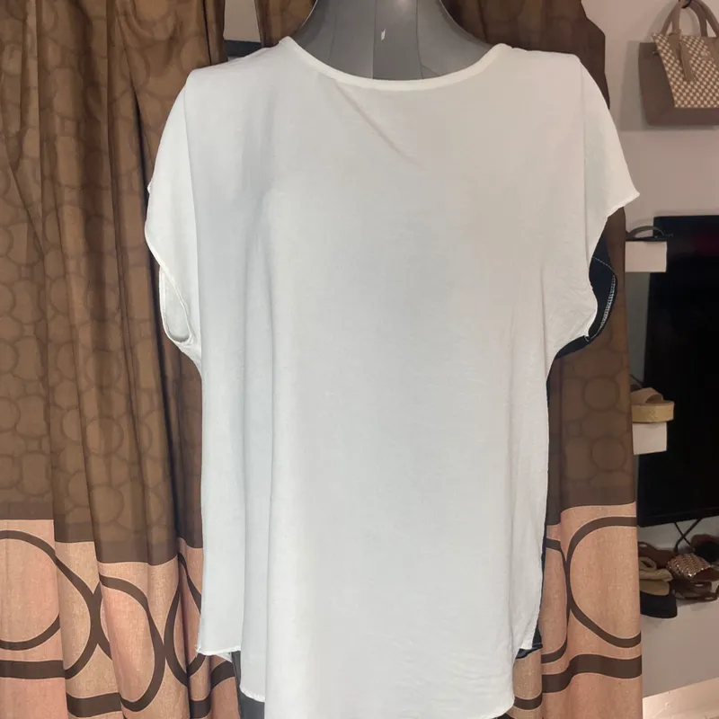 Blusa blanca con espalda en negro y botones