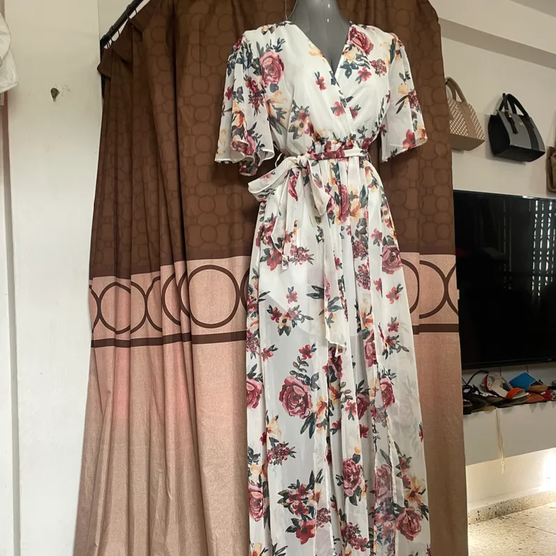 Vestido color hueso con flores 