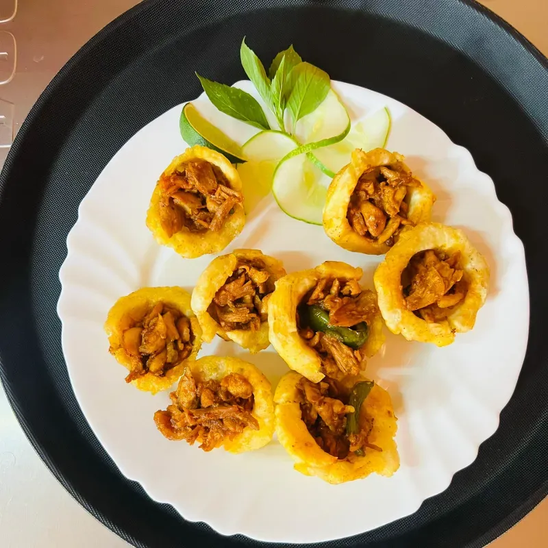 Tostones rellenos con aporreado de pollo